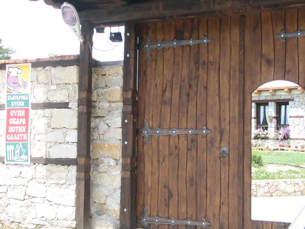 Family Hotel Kalifer Kalofer Exterior foto